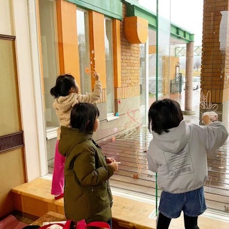 [相片2][我在花夢的窗戶上畫了一幅畫！ 】路邊車站“Kamu”內有很多大窗戶。真城... 而不是透明的畫布村裡的孩子們畫了與耶誕節有關的圖畫！孩子在看樣圖時選擇蠟筆的顏色。一個大膽地使用蠟筆並創造傑作的孩子。