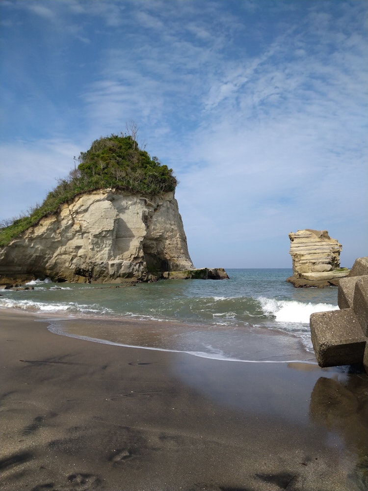 [相片1]我住在伊隅市的津浦左邊的大被切斷了，但它是一個島嶼嗎？ 它是一塊岩石，被稱為麻雀島以外的幾塊岩石。前景是一個小海灘。看來它原本是一塊石頭。被太平洋的波濤洶湧的海浪侵蝕成兩半聽說他們分手了。自從我18年