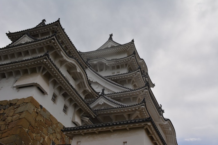 [相片1]我抬头看着姬路城郭。您可以看到多层屋顶和屋檐的结构，不仅美观。您可以瞥见坚固城堡的原始外观，过去建造它的人是Cool Japan的精髓。