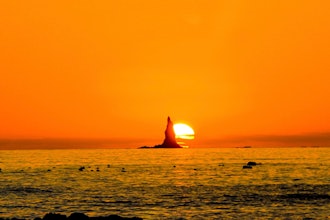 [相片2]它位于鹿儿岛县牧崎市每年的这个时候，当夕阳穿过立神岩时它被称为“Waxow Rock”。下面通常有云我无法拍下达摩和合作的照片，我拍了一张漂亮的照片。