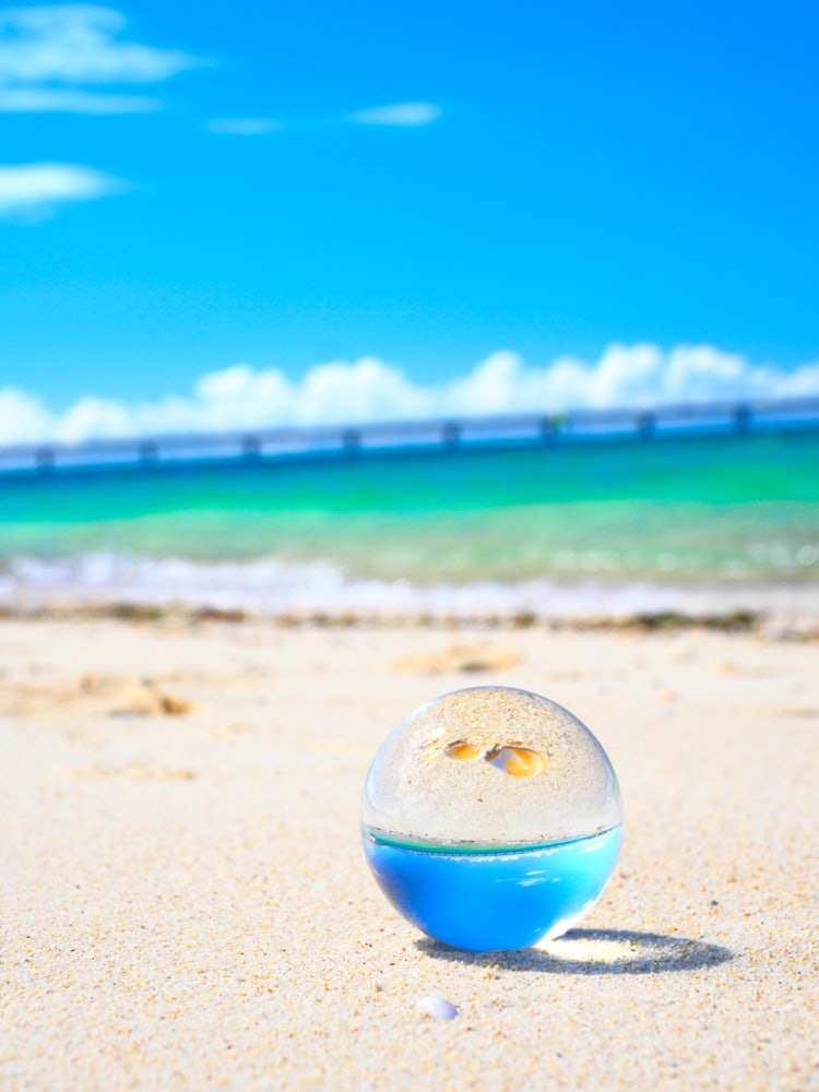 [相片1]拍摄于宫古岛的米叶前滨海滩我在水晶球前面放了一个贝壳，拍了一张照片。