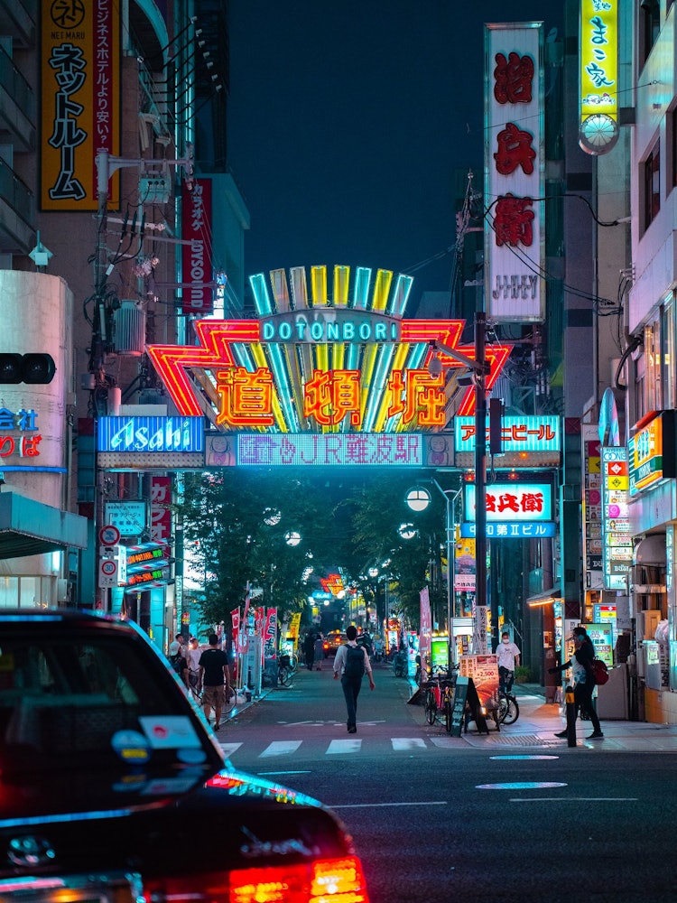 [相片1]日本大阪“道顿堀”这张照片是晚上在道顿堀散步时拍摄的。晚上的道顿堀非常漂亮，有霓虹灯，有一种非常奇妙和神秘的感觉。这不是大阪独有的风景吗？