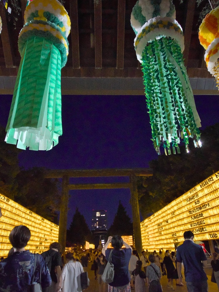 [相片1]三玉之鸟靖国神社的三玉祭，充满光芒的进道非常美丽。