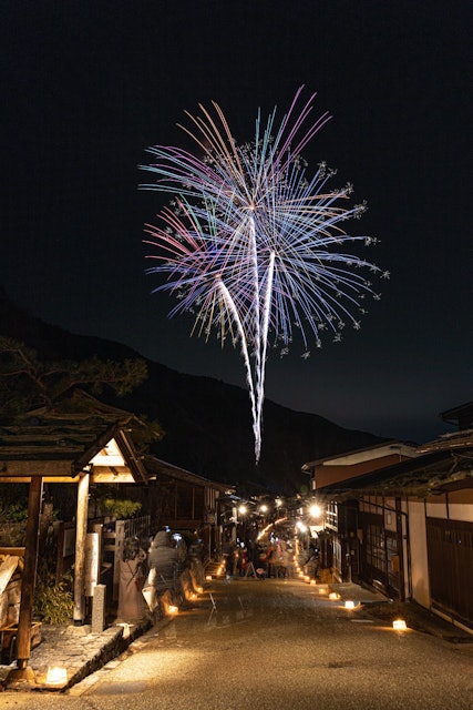 [画像1]アイスキャンドル祭に花火を添えて🎇こちらは、長野県塩尻市にある奈良井宿です。 毎年冬になるとアイスキャンドル祭が開催されます。宿場町に沿ってキャンドルが灯されるため、とても幻想的です😆夜には花火も行わ