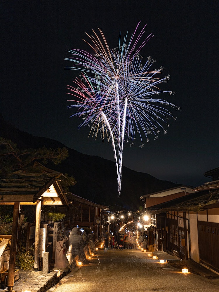 [相片1]冰🎇烛节与烟花这是位于长野县盐尻市的奈良井旅馆。 每年冬天，都会举行冰烛祭典。沿着Shukuba-machi点燃蜡烛，所以非常😆梦幻晚上还有烟花，一定要😊去参观