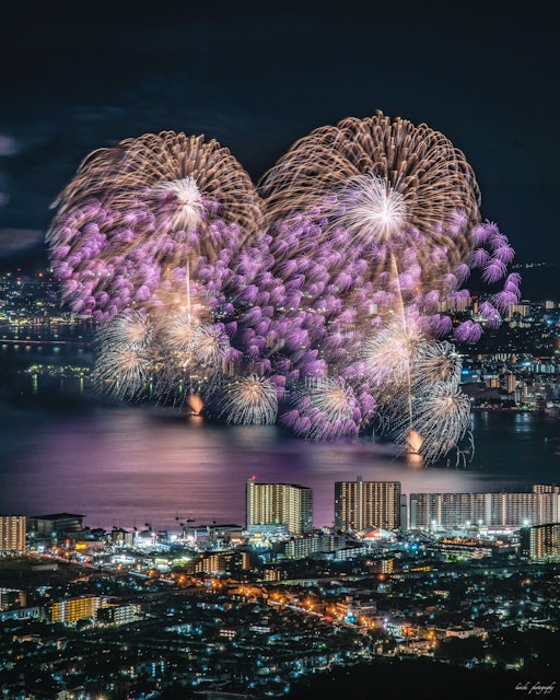 [Image1]琵琶湖花火大会。比叡山展望台より撮影。上から撮る花火。