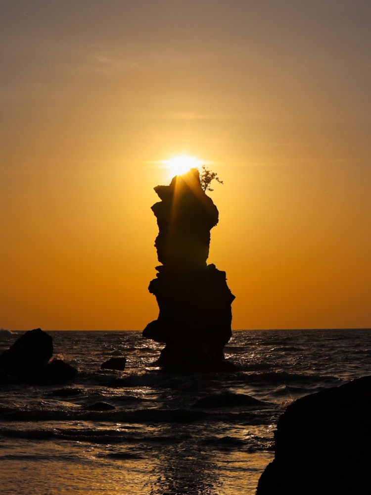[画像1]『掛戸松島』鎌倉時代、度々氾濫していた湖の水を日本海に流すために、7年の歳月をかけて開掘した切り通しの間に立つ岩まるで ロウソク！陽が点るタイミングで撮影😊