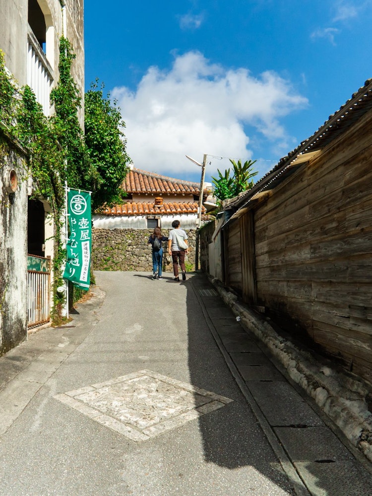 [相片1]冲绳县那霸市的椿屋八门街！当我从八奇门主街进入小街时，我拍了一张照片。 我面前瓦片屋顶上的Shisa也是Yachimu。“Yachimun”是冲绳方言中的陶器。 有时尚的盘子和杯子，如果你走在街上，你