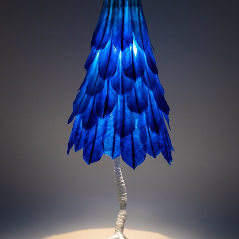[相片1]『藍鳥』希望藍鳥能帶來幸福。和紙精心完成的和紙，紙漿藝術刀片燈被製作出來。支架設計成鳥腳趾的形象。它專為間接照明而設計，用電池照亮 LED，晚上在房間里照明時非常漂亮。透過和紙的光線將空間籠罩在柔和的