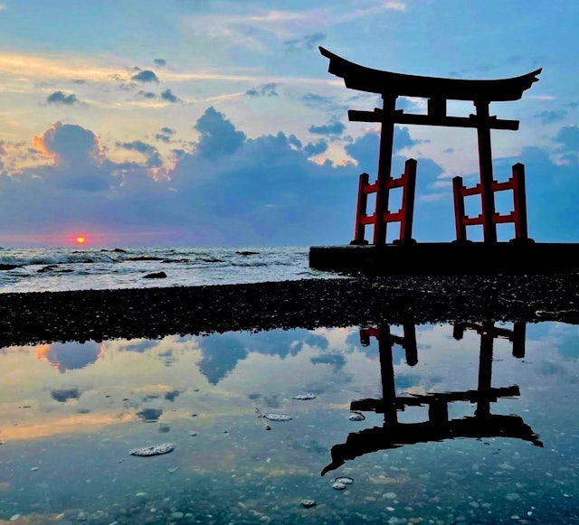 [Image1]Hokkaido is a torii gate floating on the sea, located in Hatsuyamabetsu. It is called Kinpira Shrine