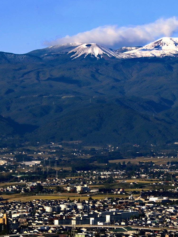[相片1]【冬天來臨】萬代朝日國立公園的阿祖瑪古富士山，福島的代表性山脈之一。 每年的這個時候，山頂都會被染成白色，預示著下面福島市冬天的到來！這是我最喜歡的當地風景！