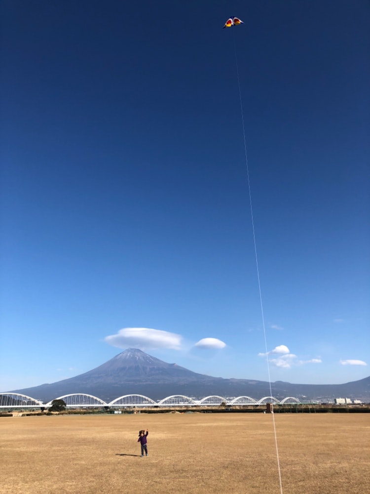 [Image1]On the riverbed of the Fuji RiverThis is a photo of me flying a kite with my 2-year-old son.It was w
