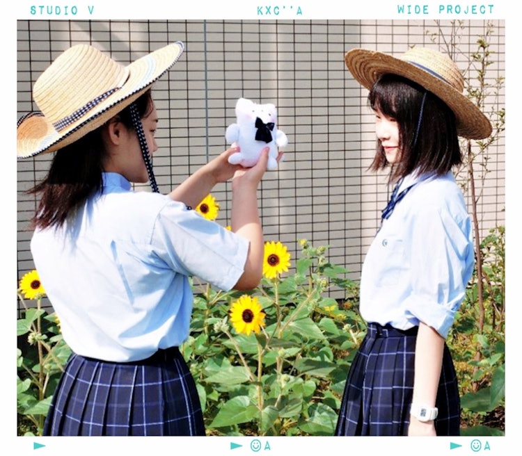 [画像1]高校の頃の夏に向日葵がよく育っていたので花壇の前で親友と撮ってもらった時のオフショットです。