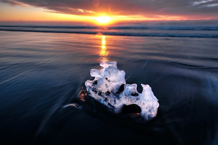[画像1]十勝川を覆いつくす氷が太平洋に流れ出し、河口の大津海岸に打ち上げられ氷の塊が太陽の光を受け美しく輝く自然現象です。十勝の厳しい寒さと、母なる大河「十勝川」が生み出す自然の神秘です。