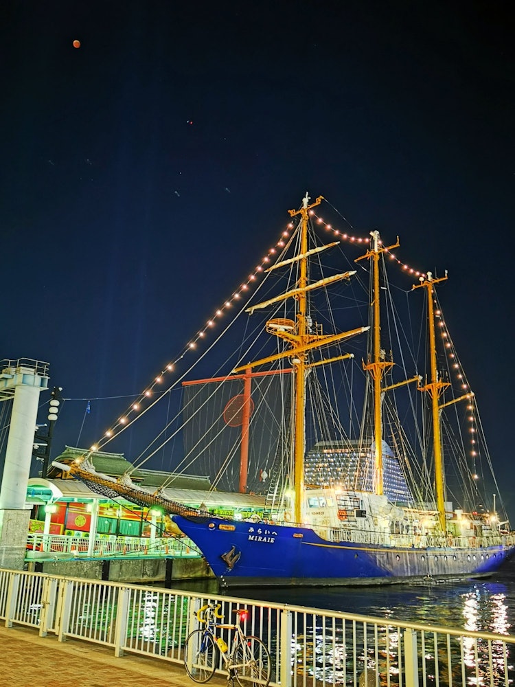 [画像1]帆船「みらいへ」とビーバームーンの皆既月食です。神戸、かもめりあで撮影しました。