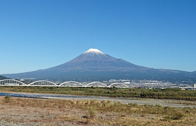 [相片1]您甚至可以從運行中的子彈頭列車的窗戶欣賞美麗的富士山。