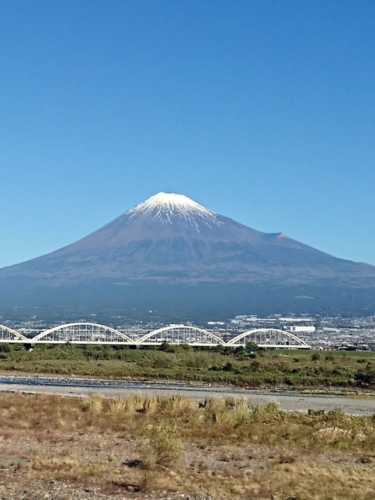 [Image1]You can admire the beautiful Mt. Fuji even from the window of the running bullet train.