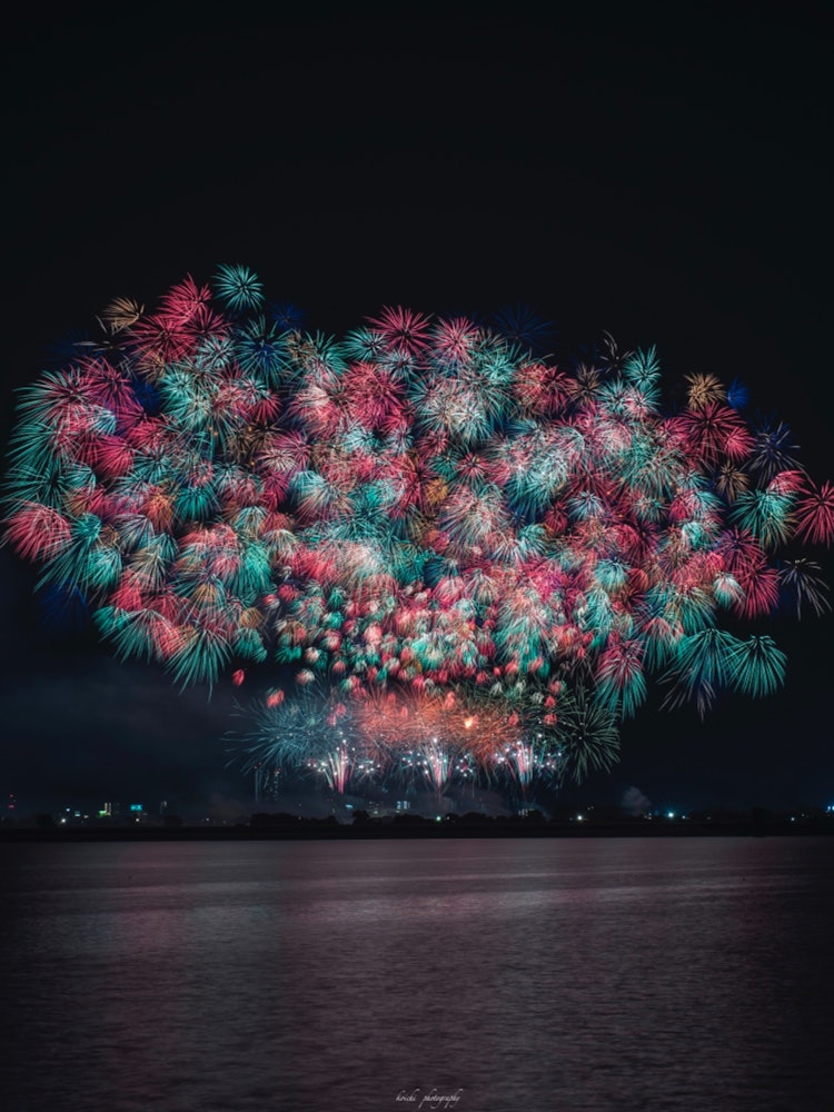 [이미지1]이바라키 후루카와 불꽃놀이 축제.피날레의 삼륜 꽃밭은 볼만한 가치가 있습니다.이 천 개의 고리를 위한 멋진 불꽃놀이 축제라고 해도 과언이 아닙니다.