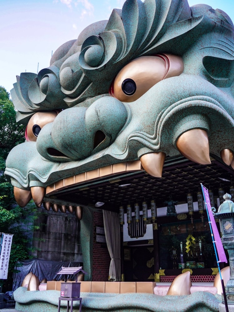 [画像1]大阪、難波八阪神社にて。神社好きとして一度は見たかった大きな獅子殿です