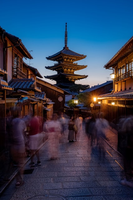 [画像1]京都といえば清水寺の近くの八坂の塔。夕暮れ時を狙い、軽くシャッター時間を延ばして撮影雰囲気のある写真に仕上がりました。
