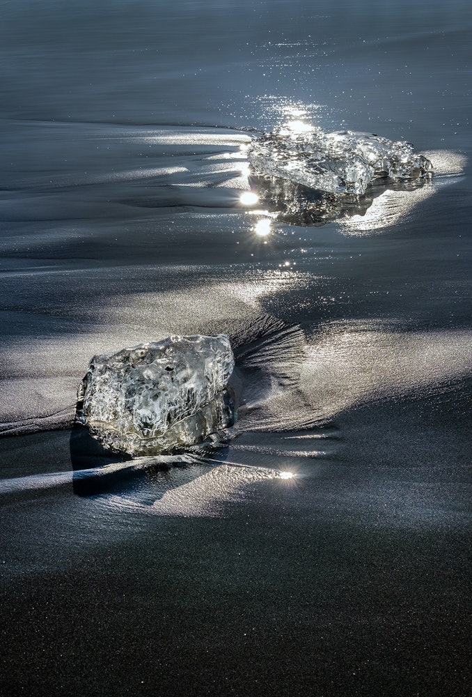 [画像1]十勝川を覆いつくす氷が太平洋に流れ出し、河口の大津海岸に打ち上げられ氷の塊が太陽の光を受け美しく輝く自然現象です。十勝の厳しい寒さと、母なる大河「十勝川」が生み出す自然の神秘です。