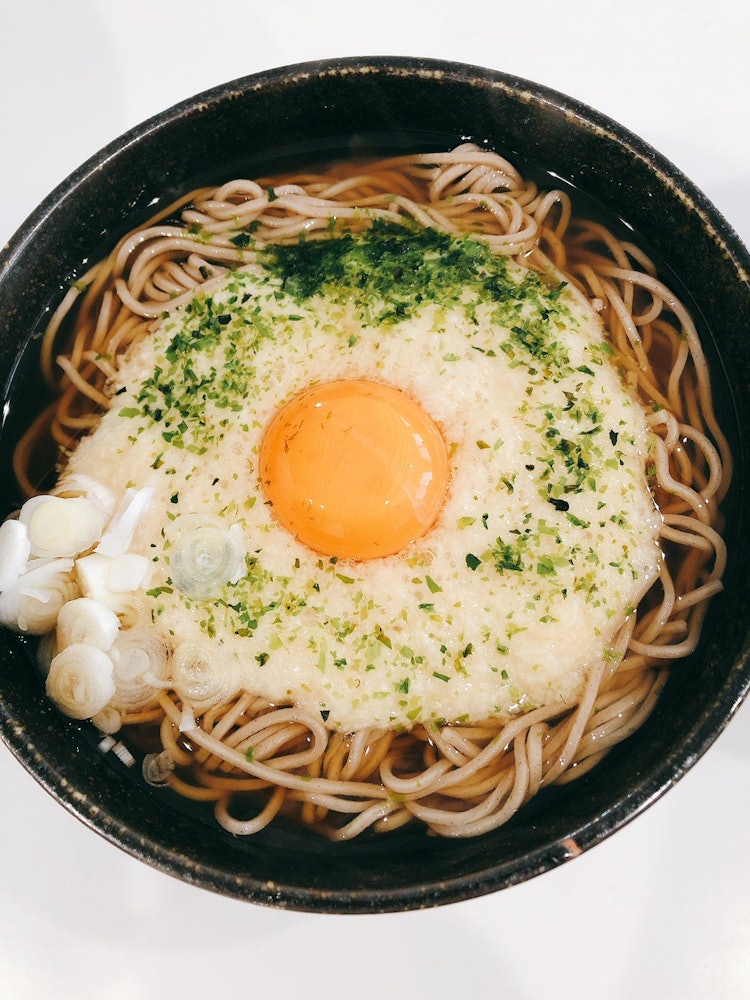 [画像1]日本人の食卓 。 コロナ禍でなかなか外食にいけないので自作料理で外食した気分に浸っています。 市場で買ってきた蕎麦にトロロと卵を落としてトロロ蕎麦の完成！
