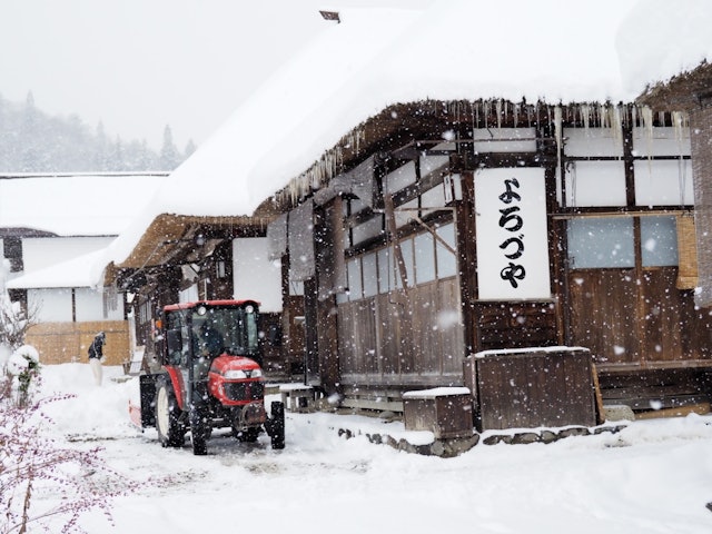[画像1]大内宿の雪景色雪カキは、最強マシーンが頑張って走ってました！茅葺き屋根と赤いトラクターが良いコントラストです♪