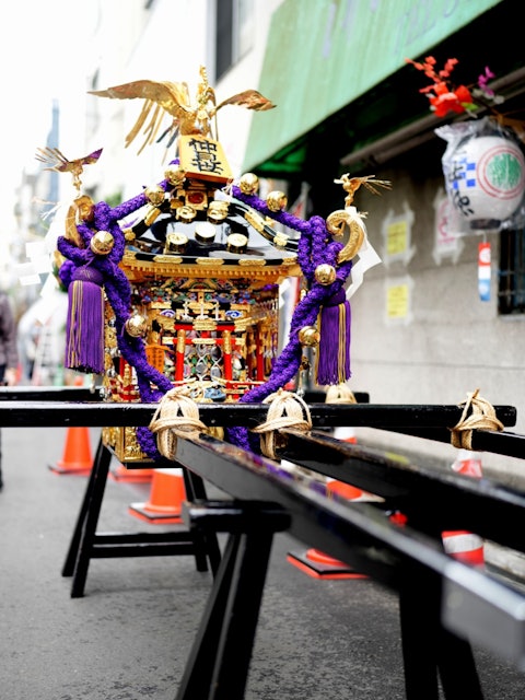 [画像1]浅草三社祭の神社のクローズアップ。 とても繊細でゴージャスです。