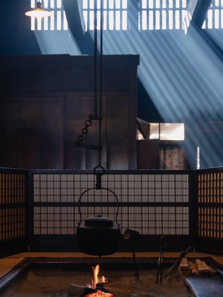 [相片1]Tsumagoro inn Wakihonjin Okuya 在 Minami Kiso， 長野縣它也被指定為國家的重要文化財產，江戶的建築似乎已經回到了今天。據說照進房子的光線顯示了日晷的作用。