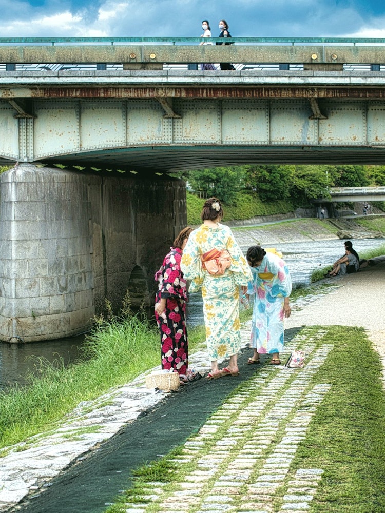 [이미지1]교토의 시조 오하시 다리 기슭에서 놀고 있는 딸. 빨강, 노랑, 파랑, 열쇠의 신호등처럼 보입니다. 예쁜.