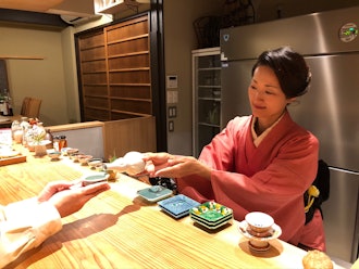 [相片2]很高兴认识你们，大家。我在京都经营“日本料理和日本清酒Keishi（中本聪）”。在Wakuden工作了17年后，我大约在3年前独立了。您可以将菜肴留给我们，并在三道菜（图片中的一道菜）之后单独订购。怀