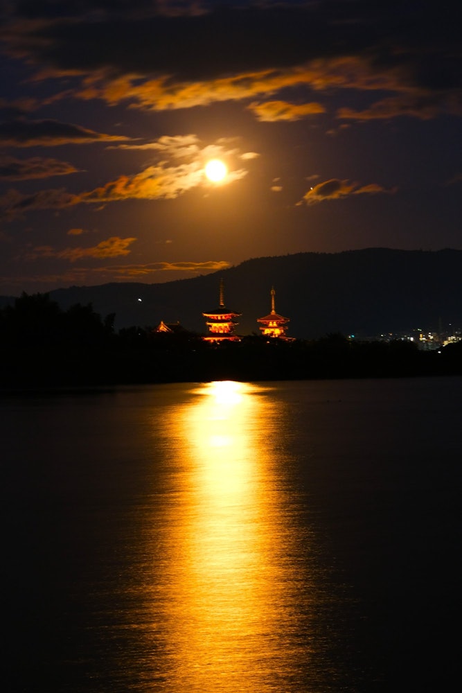 [画像1]1300年の歴史を有する奈良の薬師寺。 当時も満月を背に輝いていたかと思うと何か感慨深いものがあります。