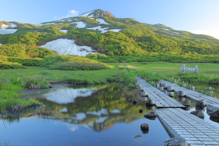 [画像1]秋田県鳥海山、祓川登山口にて撮影しました。 暑い夏でしたがお山にはまだ冬に積もった雪が残っていました。 水鏡に鳥海山のたくましい山体が反射してキレイに映っています。