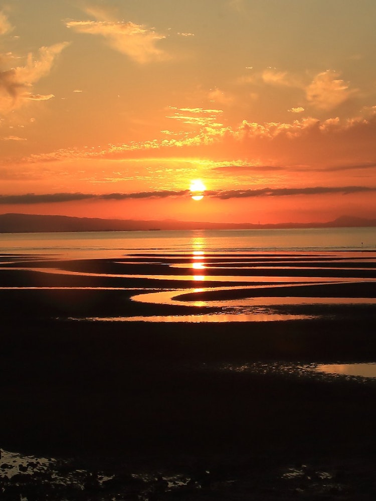 [相片1]这是在九州大分县的玛塔玛海岸拍摄的日落。我度过了一段美好的时光，许多太阳重叠。