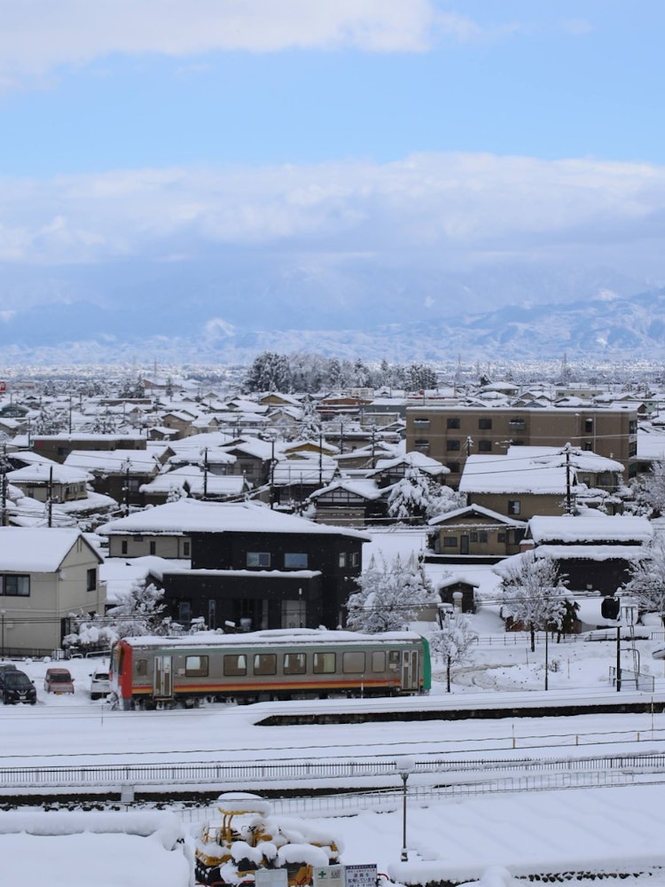 [Image1]A one-car train (an old type of train which is still quite common in Toyama) approaching Etchu Yatsu