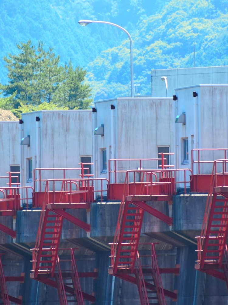 [画像1]広島県 大竹の弥栄ダムのダムゲートです。施設に目や鼻、口に見える構造があり、ダムを守る５人衆に見えました。見守られて安心です。