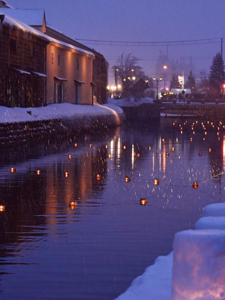 [画像1]小樽雪灯籠のお祭りは、北海道でとても有名な冬の観光スポットです。多くの地元の人々が歩道の美しさを維持するためにボランティアで働きました。運河も祭りの間に照らされました。私の忘れられない北海道旅行の1つ