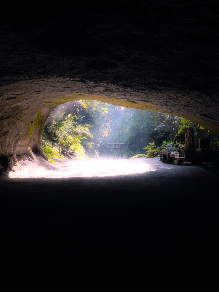 [相片1]鹿兒島縣曹洞市的溝之口洞是由霧島山脈的泉水長期形成的洞穴，是鹿兒島的發電點。可以說，這是日本典型的景觀，有許多火山，洞穴內部是一個空氣清新的神秘地方。