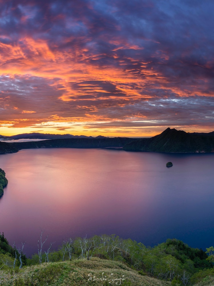 [Image1]Lake Mashu in Teshikaga Town, Hokkaido.It is the sunrise from the 3rd observatory.In summer, Lake Ma