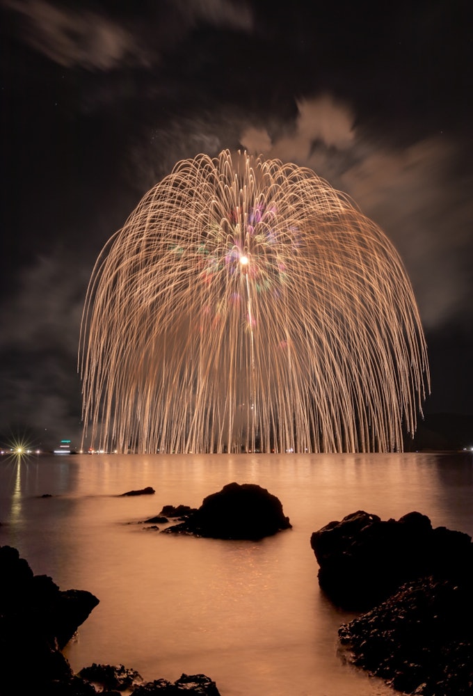 [画像1]佐賀県伊万里湾九州で滅多に見る事の出来ない「三尺玉」大きな音がなり600〜650mが視界いっぱいに入り込む花火