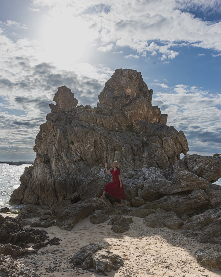 [相片1]大猩猩排 🦍這個位於沖繩縣　　　　　　　“大猩猩斬”這塊岩石類似於大猩猩，據說是自然形成的。 它位於國道沿線，僅憑正常看是看不到的，但從前面看可以看得很清楚。一定要🤣參觀地點： 沖繩