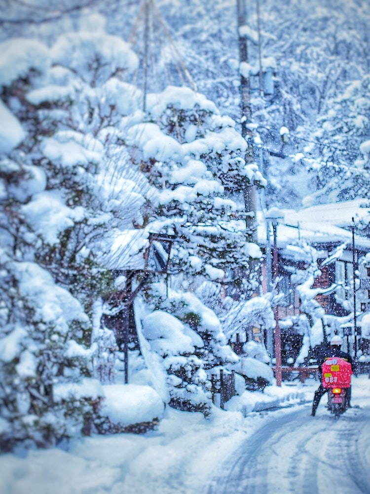[Image1]The old townscape of Hida Takayama is visited every year. A red motorcycle shines on white snow. Las
