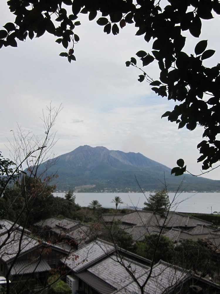 [Image1]Mt. Sakurajima as seen from Sengan-en garden, Kagoshima.Seen from this angle, Mt. Sakurajima reminde