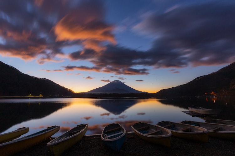 [相片1]黎明前的天空和富士山很美，我忘記了冬天的寒冷。拍攝於山梨縣富士河口湖町的障子湖。