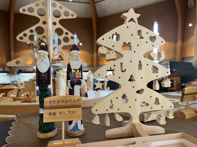 [画像2]国産材需要開発センター『木楽館』では、クリスマス関連商品を販売しています。木のぬくもりあふれる、手づくりの木工品はご自宅用にはもちろん、ギフト用にもおすすめです☆お気軽にお立ち寄りください。