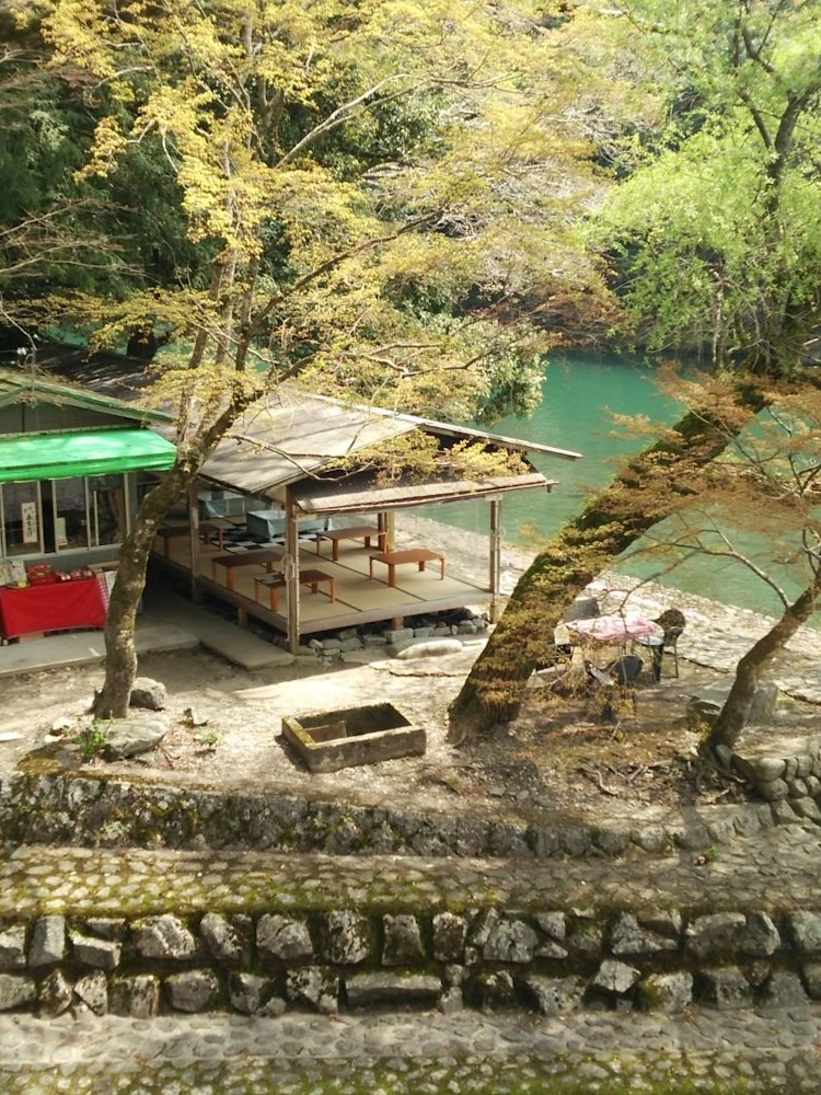 [画像1]永源寺山門前の茶店は自然と調和しています