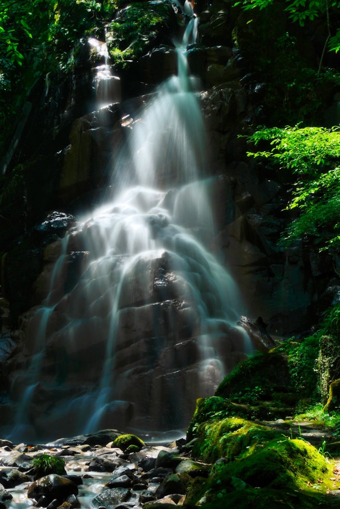 [画像1]兵庫県豊岡市にある神鍋渓谷の中にある一ツ滝です。落差22メートルだそうです。 木々の隙間から光が射し込み神秘的に見えました。