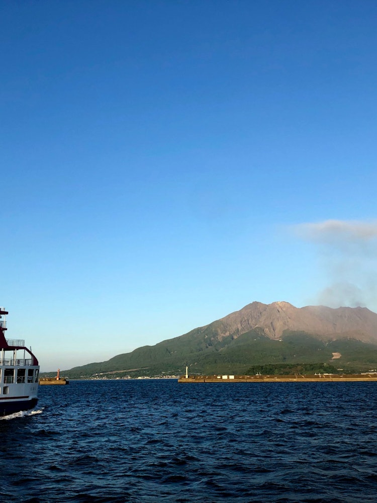 [相片1]櫻島渡輪是鹿兒島居民不可或缺的交通工具。乘船僅需15分鐘，但您也可以享受觀光。小心不要掉灰！
