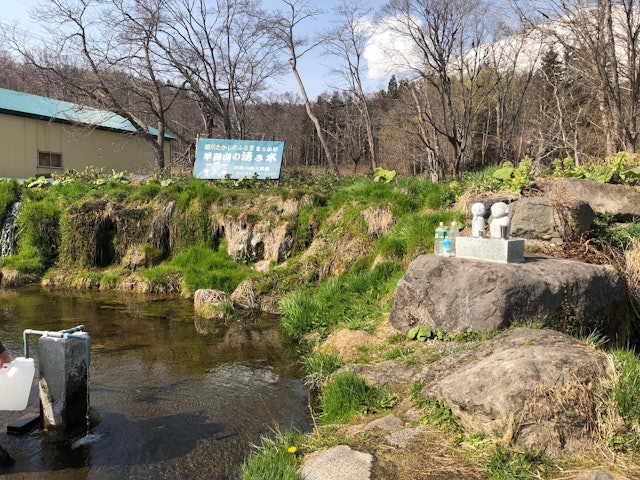 [画像2]休日にニセコの京極町公園に出かけると、羊蹄山麓から湧き出る美味しい湧き水を無料で飲んだり、空き瓶やバケツを用意したり、美味しい湧き水を車の中に置いたまま、自然の恵みを満喫しながらライドに出かけることが