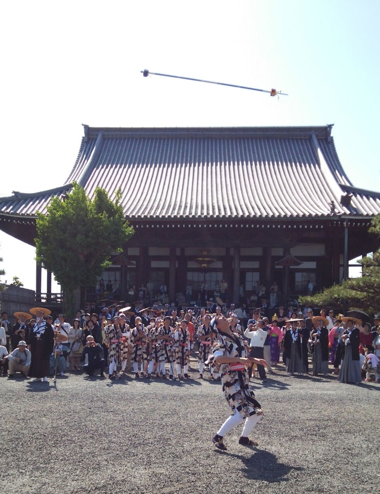 [相片1]在當地的節日上，年輕人仍然提供一種舞蹈，他們拋出naginata並出色地接受它。